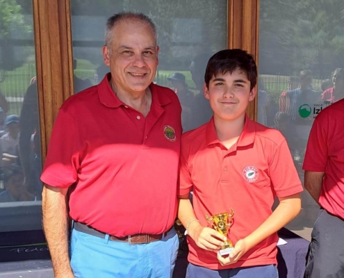 Lucas Hernández posa con el trofeo de ganador en Izki Golf.