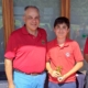 Lucas Hernández posa con el trofeo de ganador en Izki Golf.