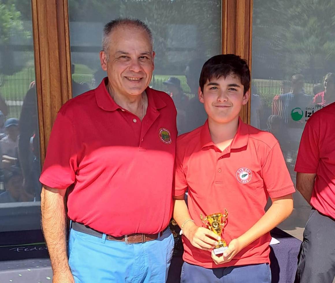 Lucas Hernández posa con el trofeo de ganador en Izki Golf.