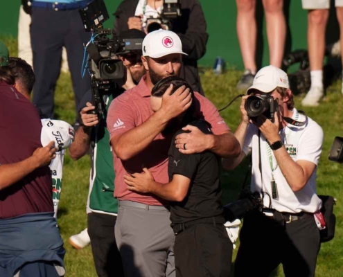 Jon Rahm felicita a Ángel Hidalgo por su victoria en el Open de España.