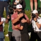 Jon Rahm felicita a Ángel Hidalgo por su victoria en el Open de España.
