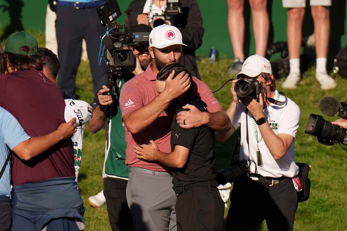 Jon Rahm felicita a Ángel Hidalgo por su victoria en el Open de España.