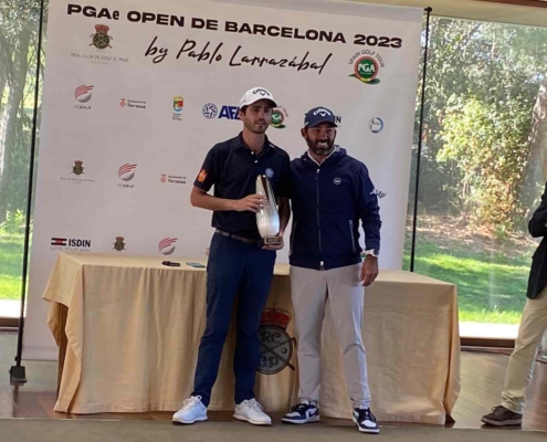 Javier Sainz recibe el trofeo de campeón de manos de Pablo Larrazábal