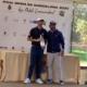 Javier Sainz recibe el trofeo de campeón de manos de Pablo Larrazábal