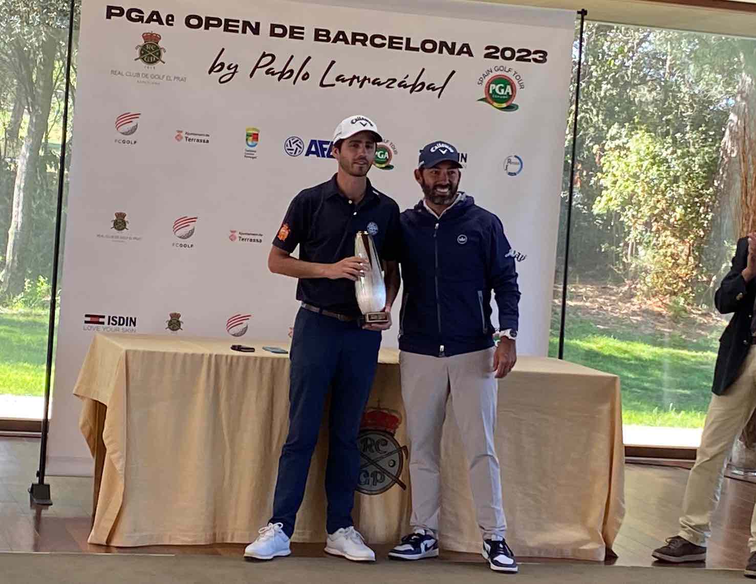 Javier Sainz recibe el trofeo de campeón de manos de Pablo Larrazábal